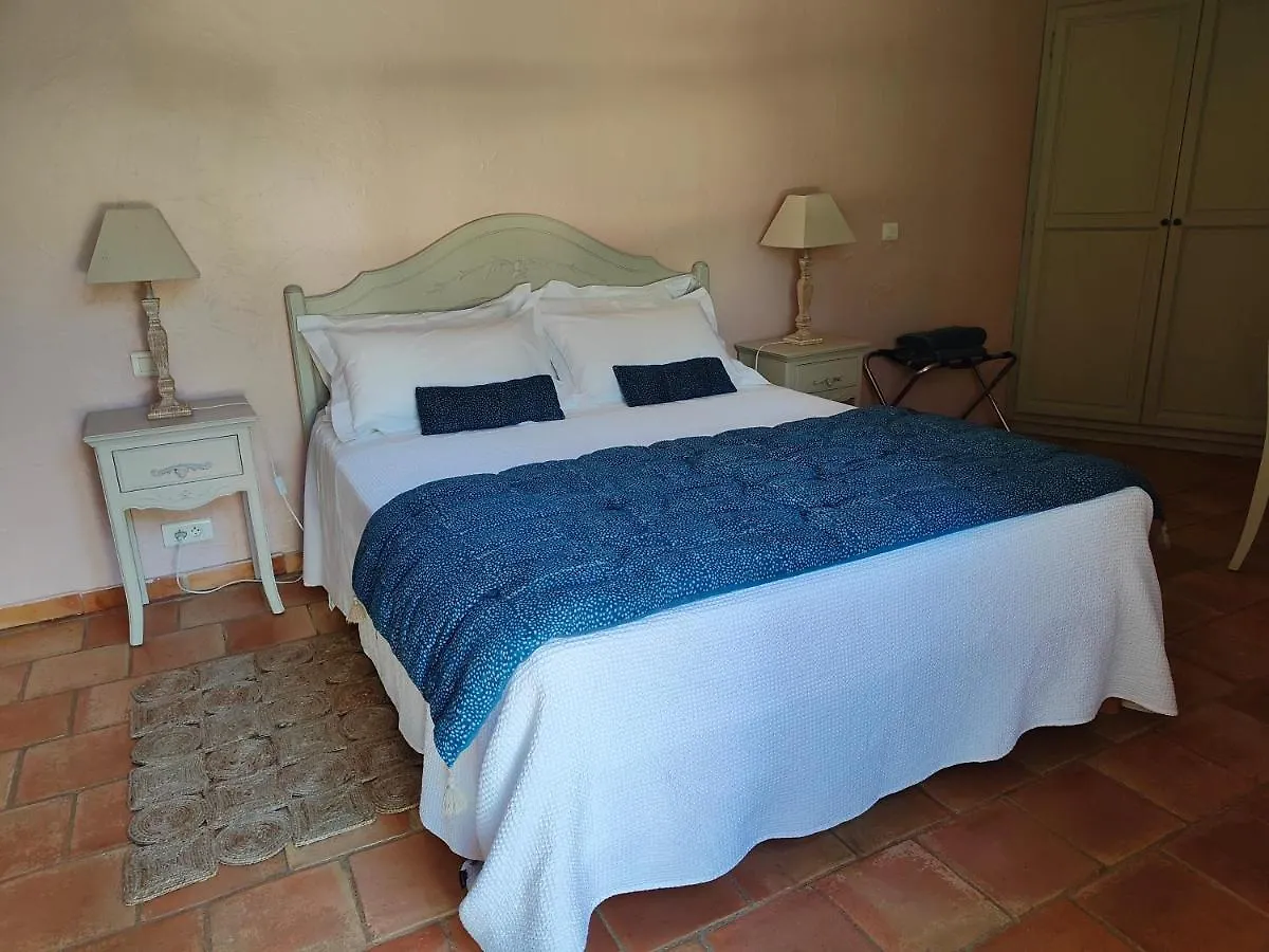 Le Chant Du Coeur Bed & Breakfast Roussillon  France